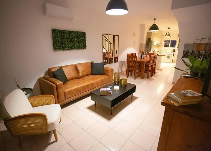 Estea - Olympia\'S Skyview Townhouse With A Pool