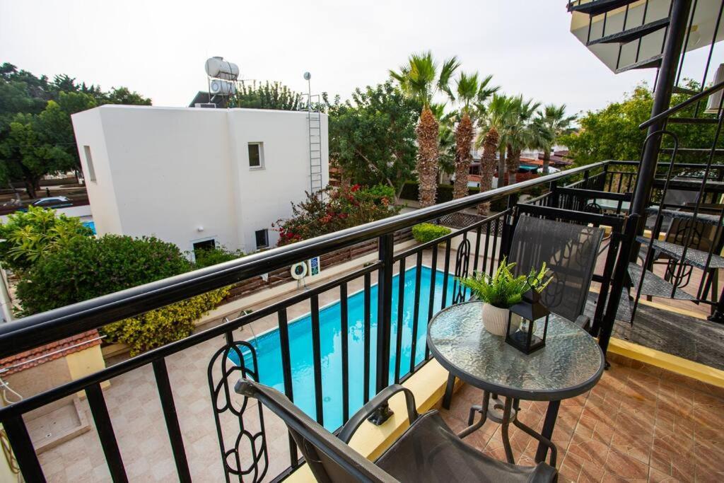 Estea - Olympia's Skyview Townhouse With A Pool Ferienhaus